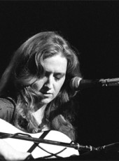 Bonnie Raitt by David Gans  (licensed under CC BY-SA 2.0 via Wikimedia Commons)